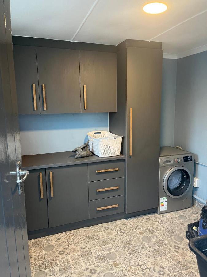 28 on Symonds Lux studio detached George Esterno foto